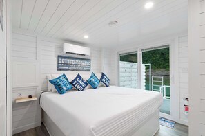 2 bedrooms, WiFi, bed sheets - Summer Getaway Floating Home on Lake Cumberland (Russell Springs)