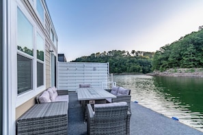 Outdoor dining - Summer Getaway Floating Home on Lake Cumberland (Russell Springs)