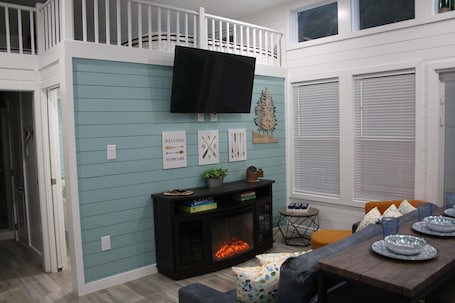 Interior. Driftwood Cove - Pet Friendly Floating House on Lake Cumberland