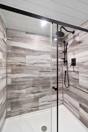 Shower, hair dryer, towels, shampoo - The Bourbon Barge - Floating BoatHouse on Cumberland (Russell Springs)
