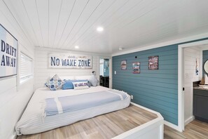 Une chambre avec un lit, un panneau indiquant « Zone de silence » et un autre panneau indiquant « Laissez-vous emporter ».