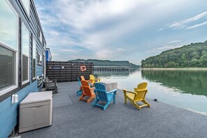 Terrace/patio - The Bourbon Barge - Floating BoatHouse on Cumberland (Russell Springs)