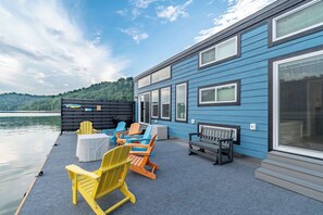 Terrace/patio - The Bourbon Barge - Floating BoatHouse on Cumberland (Russell Springs)