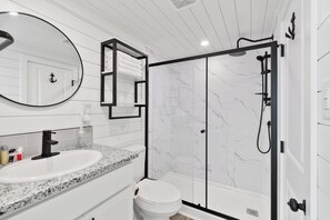 Shower, hair dryer, towels, shampoo - Anchors Away - Floating House on Lake Cumberland (Russell Springs)
