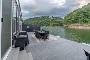 Outdoor dining - Large On-the-Water Stay w/ Boat Ramp Access! (Russell Springs)