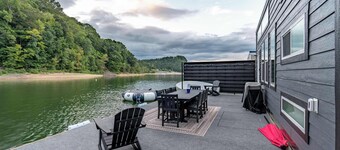 Large On-the-Water Stay w/ Boat Ramp Access!