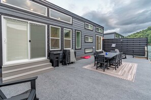 Outdoor dining - Large On-the-Water Stay w/ Boat Ramp Access! (Russell Springs)