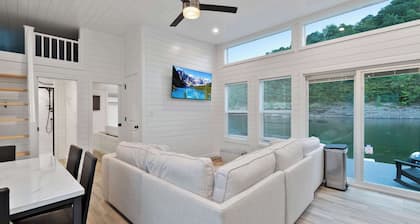 Large On-the-Water Stay w Boat Ramp Access!
