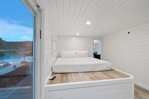 4 bedrooms, travel cot, WiFi, bed sheets - Large On-the-Water Stay w Boat Ramp Access! (Russell Springs)