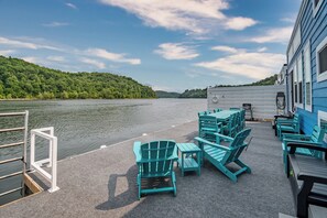 Outdoor dining - Four Suns - Lake Front Floating House Retreat (Russell Springs)