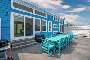 Outdoor dining - Four Suns - Lake Front Floating House Retreat (Russell Springs)