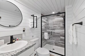 Shower, hair dryer, towels, shampoo - Four Suns - Lake Front Floating House Retreat (Russell Springs)