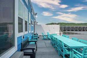 Outdoor dining - Four Suns - Lake Front Floating House Retreat (Russell Springs)