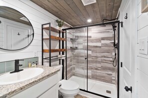 Shower, towels, shampoo - Boat Dreamzzz - Floating House on Cumberland (Russell Springs)