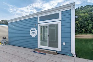 Un bâtiment bleu avec une grande porte en verre et une pancarte indiquant « Bienvenue ».