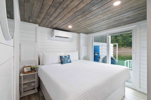 Boat Dreamzzz - Floating House on Cumberland