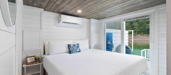 Boat Dreamzzz - Floating House on Cumberland