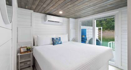 Boat Dreamzzz - Floating House on Cumberland