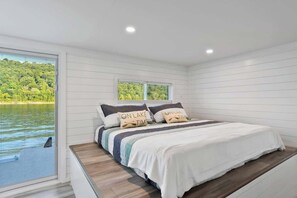 4 bedrooms, WiFi, bed sheets - On-Water 20 - Floating House on Lake Cumberland (Russell Springs)