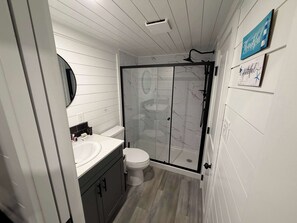 Shower, hair dryer, towels, shampoo - H20 Serenity - Pet Friendly, Cozy, Stay (Russell Springs)