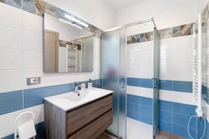 Dusche, Haartrockner, Handtücher