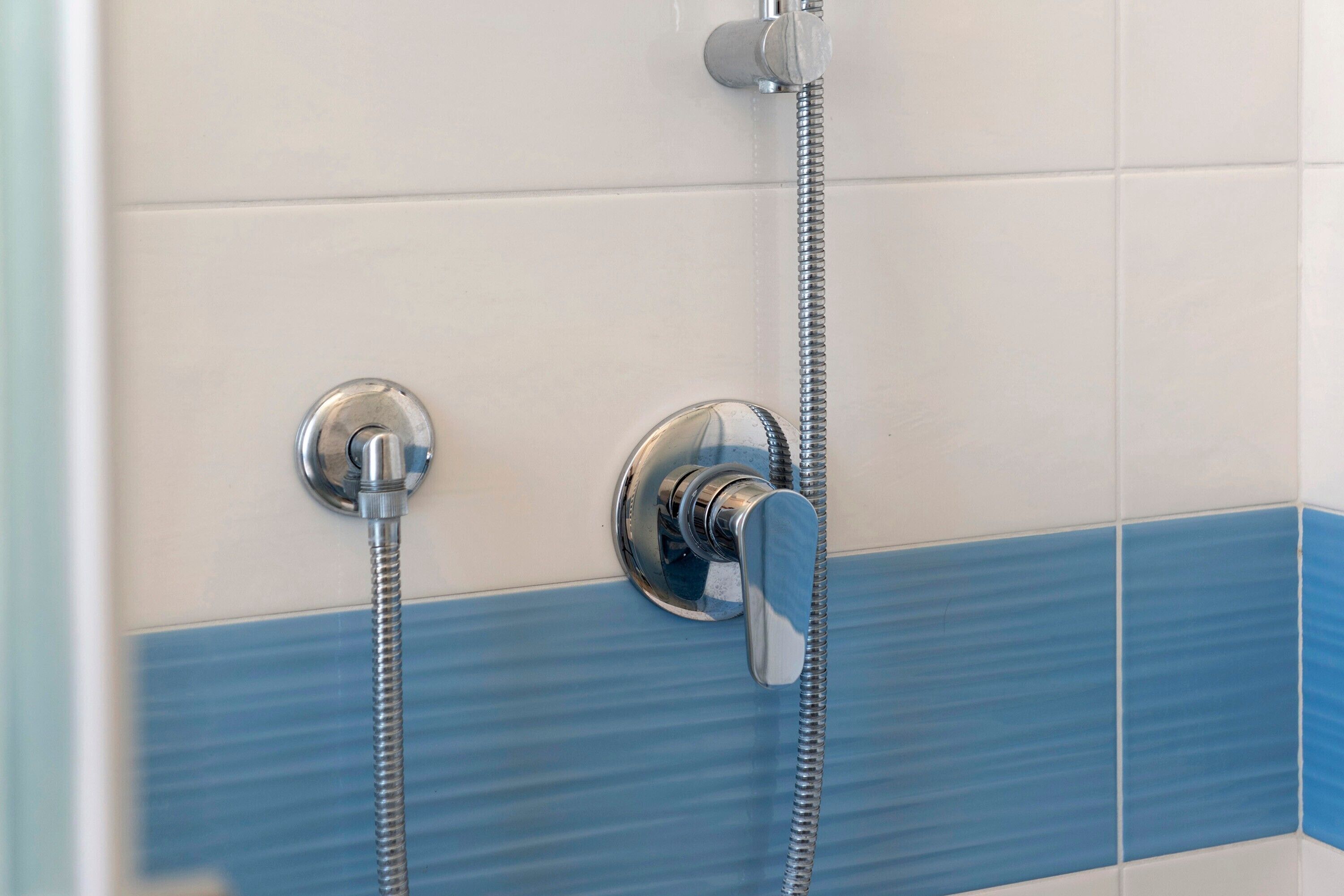 Ducha, secador de pelo y toallas