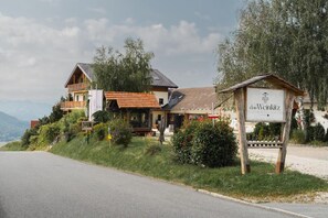 Phòng đôi, ban công, quang cảnh vườn nho | Ngoại thất