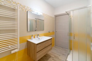 Shower, hair dryer, towels - Double Room with Wi-Fi and Air Conditioning (Mira)