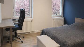 1 slaapkamer, een strijkplank/strijkijzer, wifi, beddengoed