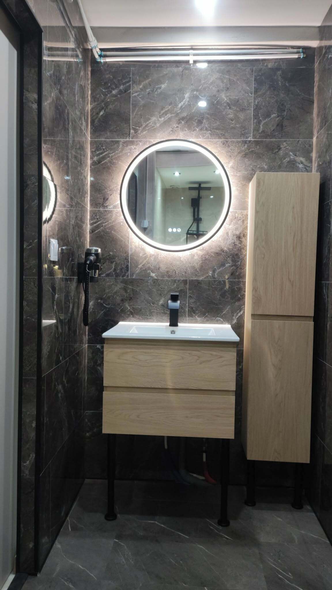 Een douche, een haardroger, handdoeken, zeep