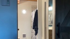 Une salle de bain avec une douche, un porte-serviettes et des toilettes.