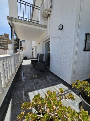 Terrace/patio - Detached, newly refurbished, 3 bed house with parking, 2 min walk from the beach (Fuengirola)