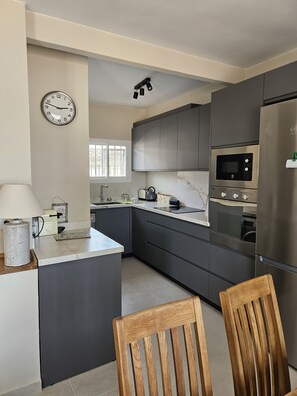 Fridge, microwave, oven, stovetop - Detached, newly refurbished, 3 bed house with parking, 2 min walk from the beach (Fuengirola)