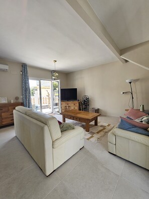 Smart TV, books, stereo - Detached, newly refurbished, 3 bed house with parking, 2 min walk from the beach (Fuengirola)
