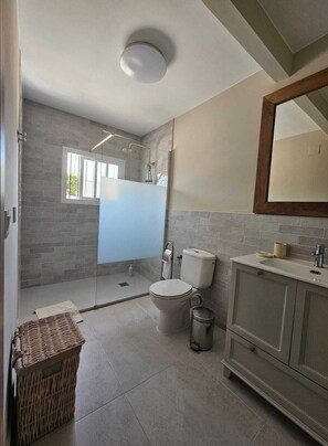 Shower, hair dryer, towels, soap - Detached, newly refurbished, 3 bed house with parking, 2 min walk from the beach (Fuengirola)