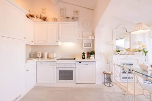 Private kitchen - Charming Provençal farmhouse, residence with swimming pool (Gassin)
