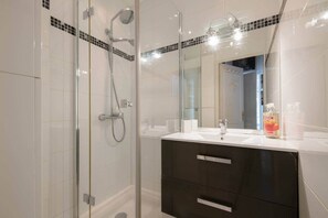 Bathroom - Charming Provençal farmhouse, residence with swimming pool (Gassin)