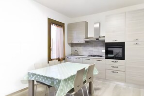 Fridge, oven, stovetop, electric kettle - Entire Villa with 6 Beds (Mira)