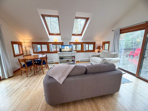 Skylit Cottage Walk to Downtown Glen Arbor | Deck