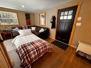 2 bedrooms, iron/ironing board - Private Cottage with Hot Tub Near Elk Mountain (Thompson Township)