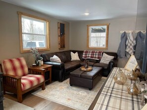 Living area - Private Cottage with Hot Tub Near Elk Mountain (Thompson Township)