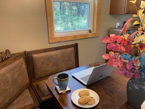 Dining - Private Cottage with Hot Tub Near Elk Mountain (Thompson Township)