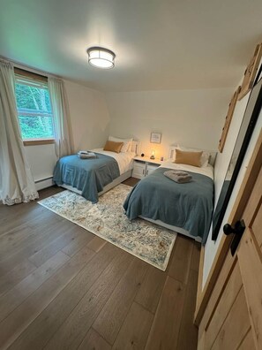 2 habitaciones y tabla de planchar con plancha 