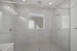 Shower, towels - Perfect location Pool 4 bedroom SGI Pet (Eastpoint)