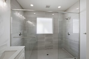 Shower, towels - Perfect location Pool 4 bedroom SGI Pet (Eastpoint)