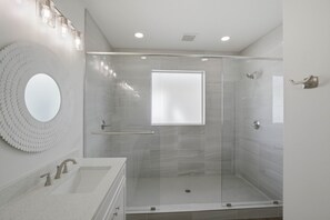 Shower, towels - Perfect location Pool 4 bedroom SGI Pet (Eastpoint)