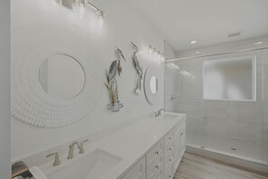 Shower, towels - Perfect location Pool 4 bedroom SGI Pet (Eastpoint)