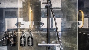 A bathroom with a shower, a mirror, and three bottles of shampoo. - L'Etage des nuages - Jacuzzi & precious moments (La Flèche)
