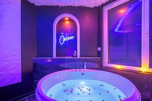 Indoor spa tub - L'Etage des nuages - Jacuzzi & precious moments (La Flèche)