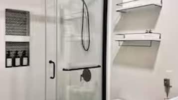 Douche, sèche-cheveux, serviettes fournies, savon